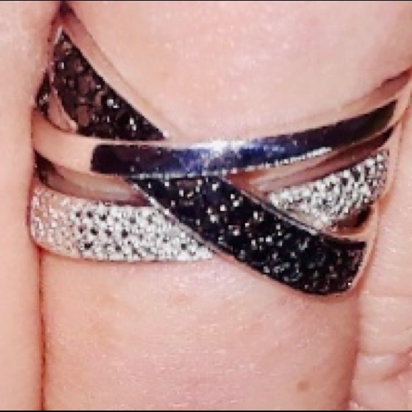 ❌❌❌SOLD❌❌❌BLACK AND WHITE DIAMOND CRISSCROSS BAND - Picture 4 of 7